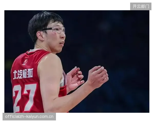 周琦凭借顶级护框能力入选二阵，其休赛期的去向将影响联盟内线格局。